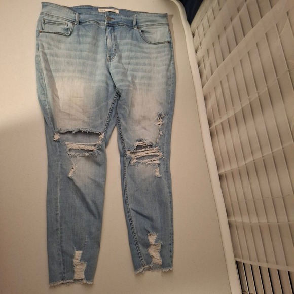 BKE Sz 36 Gabby Curvy Fit High Rise Ankle Skinny Distressed Light Wash Jeans - Picture 1 of 12